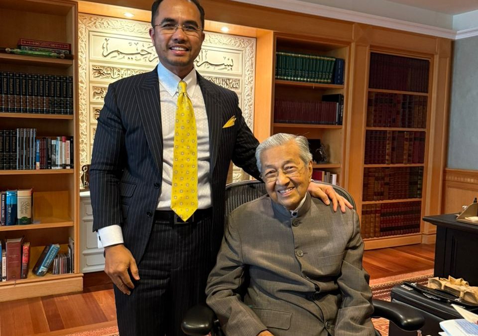 Ketua Pegawai Eksekutif Permodalan Kedah Berhad, En. Azad Bin Jasmi, Melakukan Kunjungan Hormat kepada Penasihat SG4 Tun Mahathir